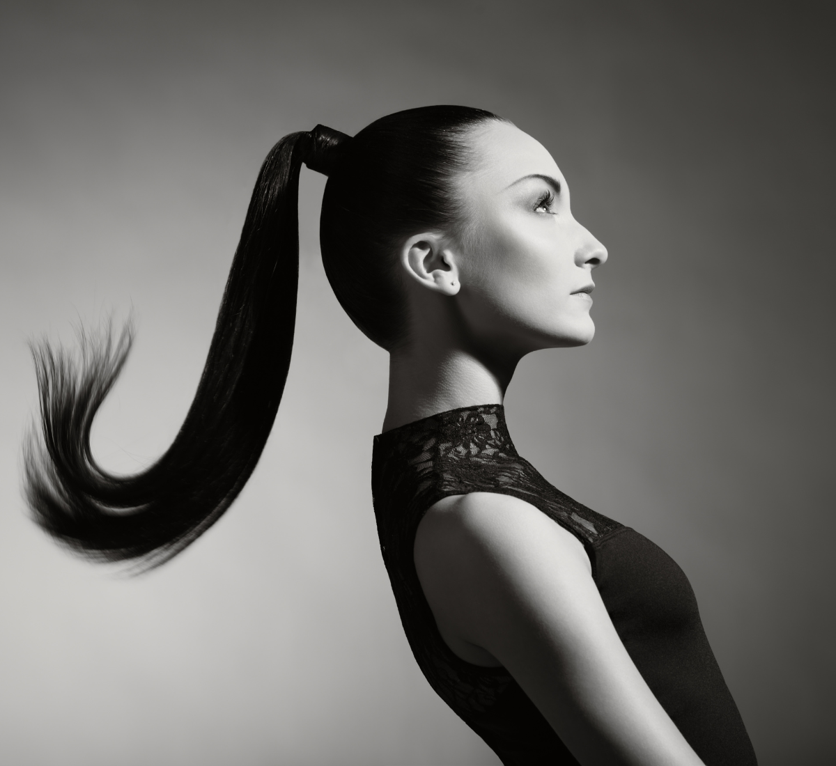 sleek hair look: einfach & schnell – stylen wie hailey bieber.